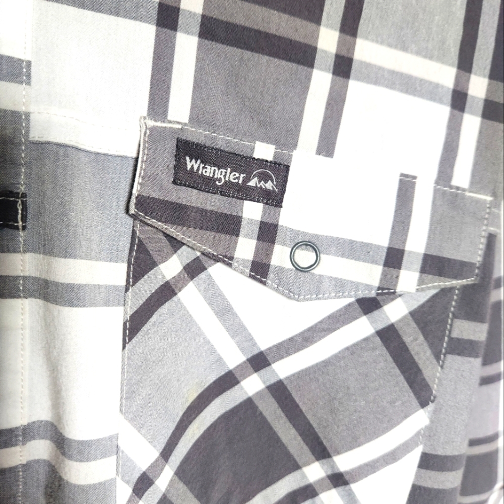 Wrangler Men's Black and White Plaid Shirt With Snaps- Medium - Picture 4 of 8